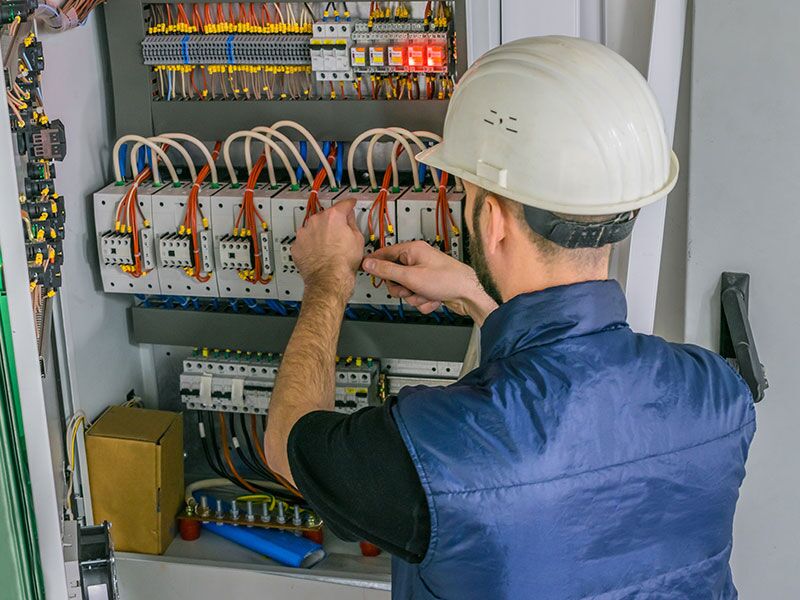 Custom Electrical can help with all your commercial electrician service calls.